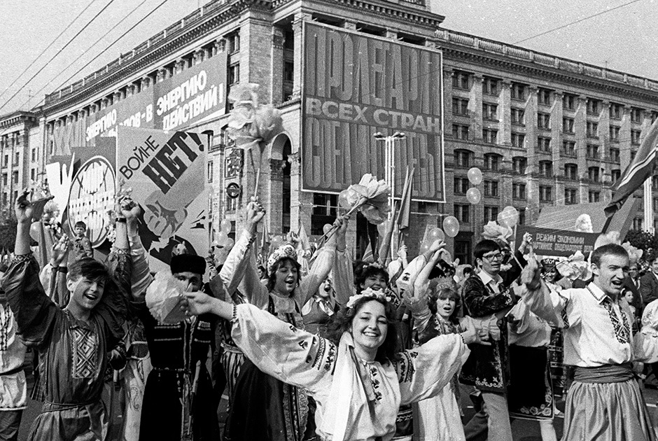 За часів Шелеста святкові демонстрації в Києві проходили під українськомовними транспарантами, а за Щербицького масово перейшли на общєпонятний язик